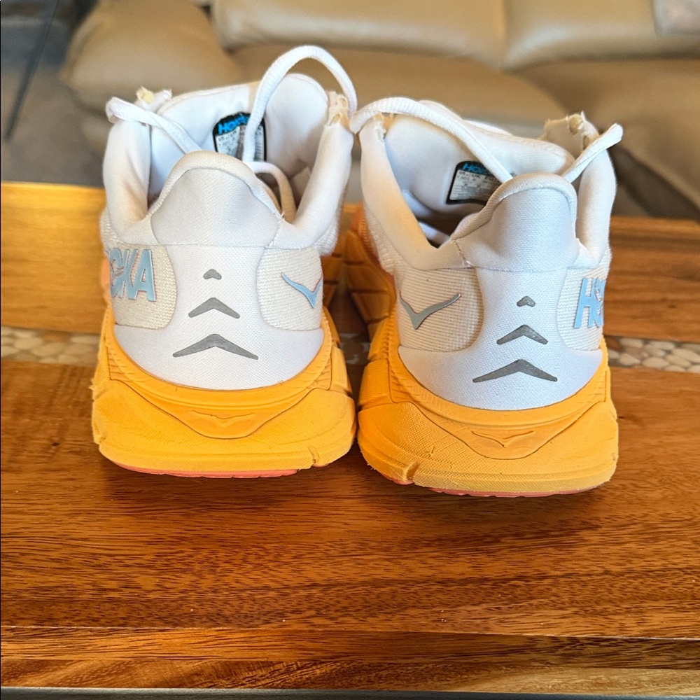 Hoka Arahi 6 size 7.5 Wide White and Peach Athletic Shoes - Picture 3 of 7